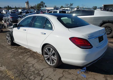 2019 Mercedes-Benz C 300 z USA, uszkodzony, nr VIN 55SWF8DB9KU288770